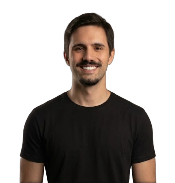 João Torres sorrindo, de camiseta preta